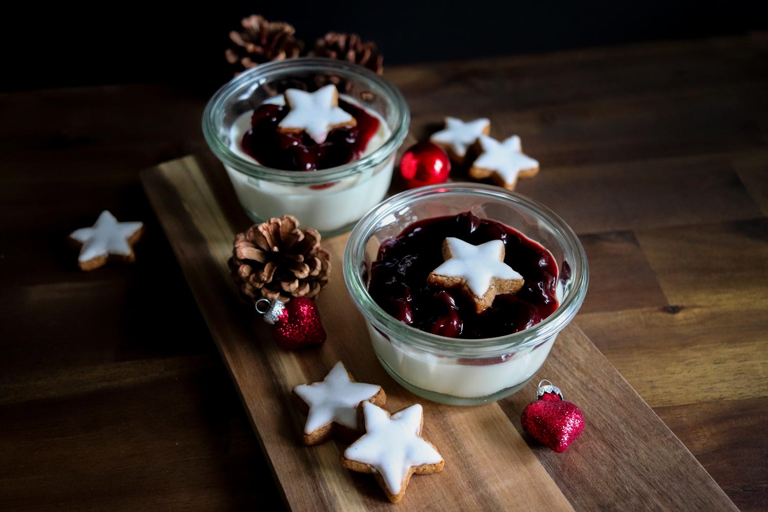 Weihnachtliche Panna Cotta mit Marzipan und Zimt-Kirschen - Rezept